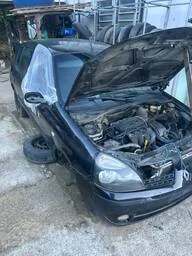 SUCATARenault Clio Sedan 2004 1.0 16v Expression 4p  PARA RETIRADA DE PEÇAS